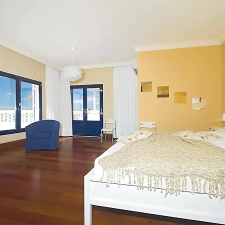Sleeps 8 Air Con Wifi *