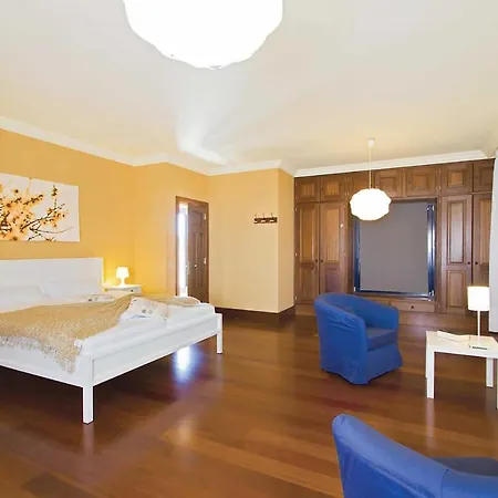 Villa Sleeps 8 Air Con Wifi *