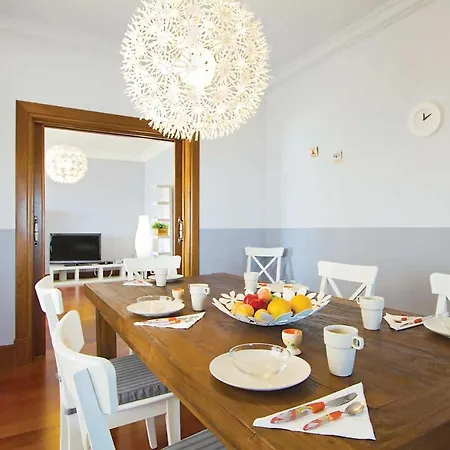 Sleeps 8 Air Con Wifi