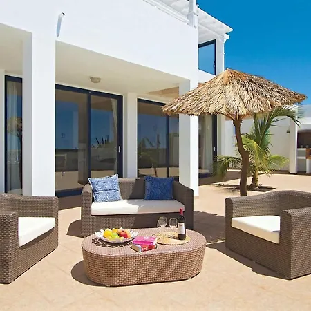 Villa Sleeps 8 Air Con Wifi *
