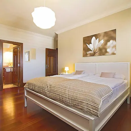 Sleeps 8 Air Con Wifi *